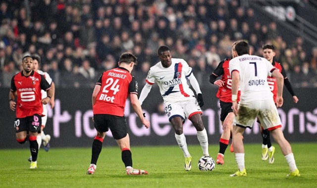 法甲争冠白热化：1-3，巴黎圣日耳曼7连胜终结,多赛一场仅领先2分