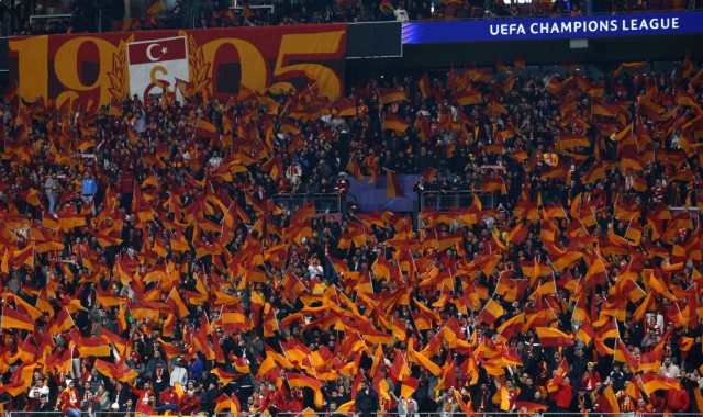 欧冠赛场惊魂！加拉塔萨雷悍将断指，怒指利物浦与欧足联，索赔风暴一触即发